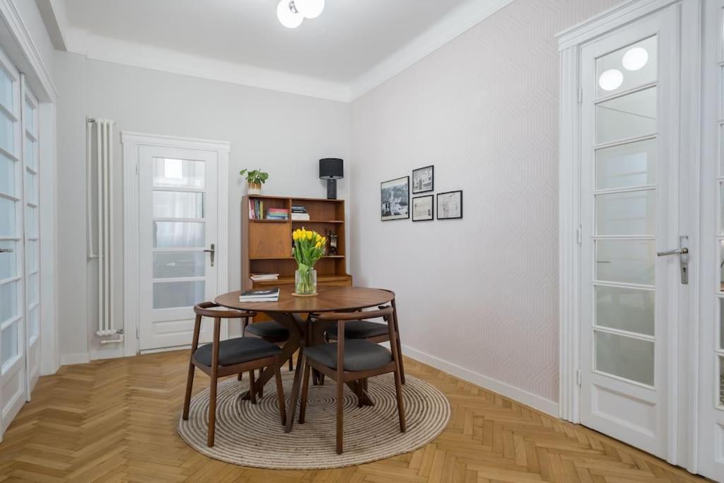 Exquisite Art Deco 2Br Apartment Prime Location Bucharest Exterior photo