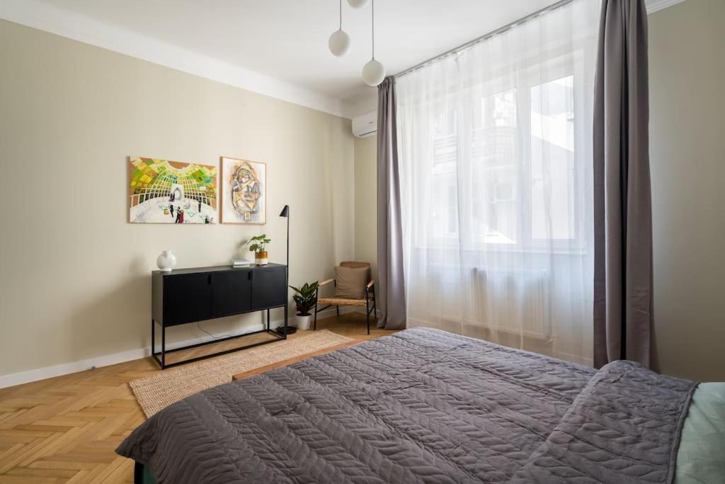 Exquisite Art Deco 2Br Apartment Prime Location Bucharest Exterior photo